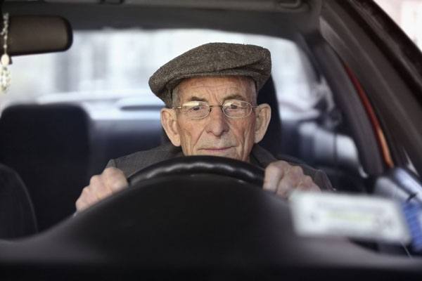 Các nước quản lý người già lái xe ra sao?