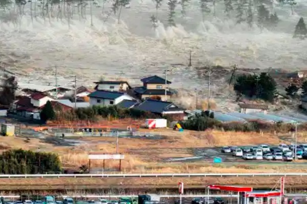 Sóng thần ập vào bờ biển Nhật sau động đất 7,2 độ