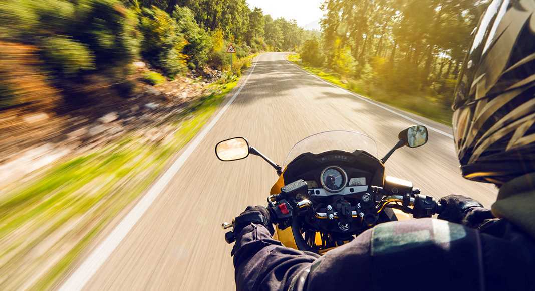 Phóng mô tô gần 300 km/h: Việt Nam phạt 10,5 triệu, nước ngoài có thể bị phạt tù