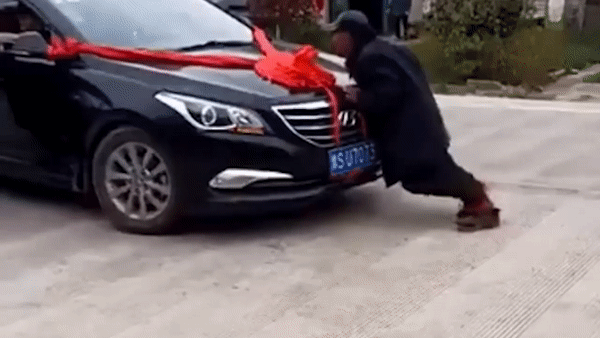 Chặn đầu xe hoa giữa đường để xin tiền