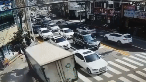 Xe tải nát bét sau khi lao như tên bắn vào tòa nhà