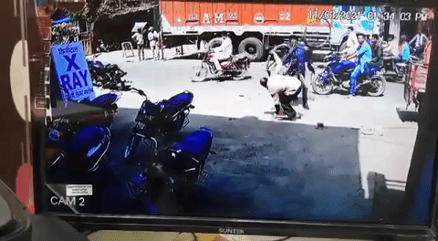 Hành động của tài xế xe máy với cụ ông gây phẫn nộ