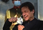 Thủ tướng Pakistan tiêm vắc-xin vẫn nhiễm Covid-19, dân châu Âu biểu tình chống phong tỏa
