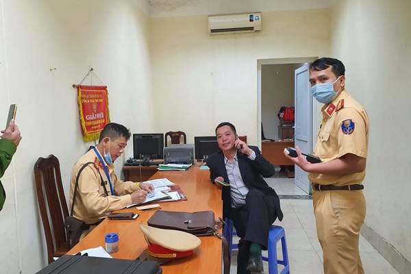 Say xỉn ngủ trong ô tô bị CSGT nhắc, tài xế mở cửa tấn công cảnh sát