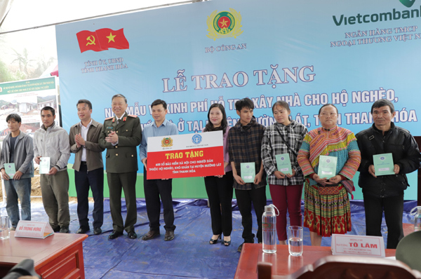 Trao 600 sổ BHXH cho người dân nghèo huyện Mường Lát