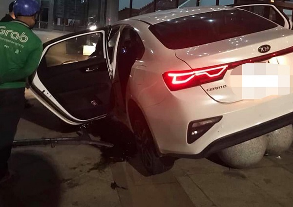 Cô gái nồng nặc mùi rượu gây tai nạn bỏ chạy, lao ô tô vào tường