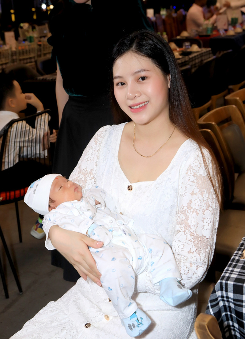 Ca sĩ Lương Gia Huy lần đầu công khai vợ kém 18 tuổi