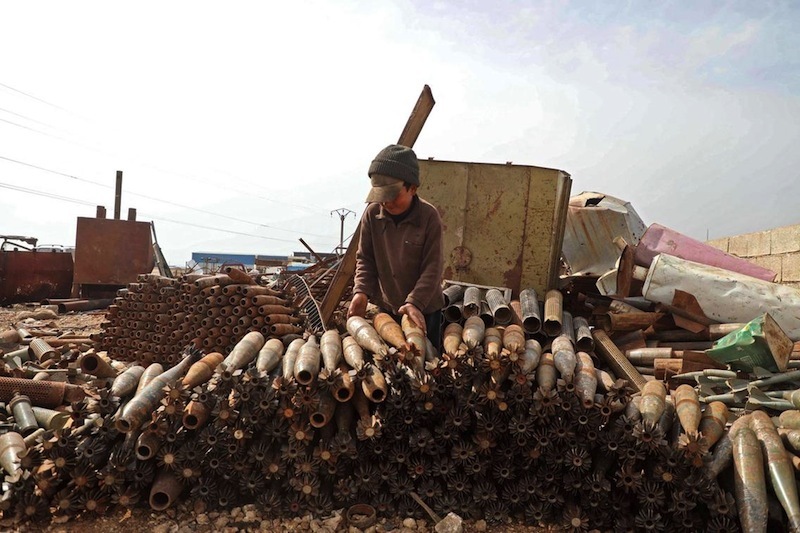 Trẻ em Syria thu lượm vỏ tên lửa, bom chưa nổ mưu sinh qua ngày