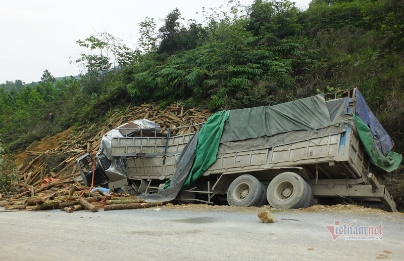 Hiện trường vụ 7 người chết trong cabin xe chở keo ở Thanh Hóa