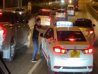 Tài xế Toyota Vios chặn đầu, nói chuyện "hổ báo" với xe taxi