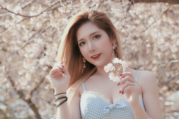 Dương Quỳnh Lisa rạng rỡ giữa vườn đào Paris