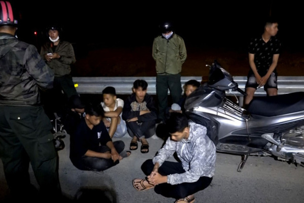 Đêm khuya, Phó Giám đốc Công an Bình Định đến hiện trường chỉ đạo vây bắt nhóm đua xe trái phép