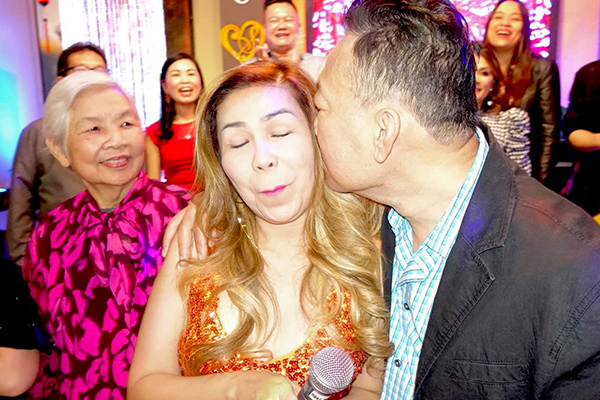 Nhạc sĩ Lê Quang hôn vợ ca sĩ Cam Thơ nồng nhiệt đón sinh nhật
