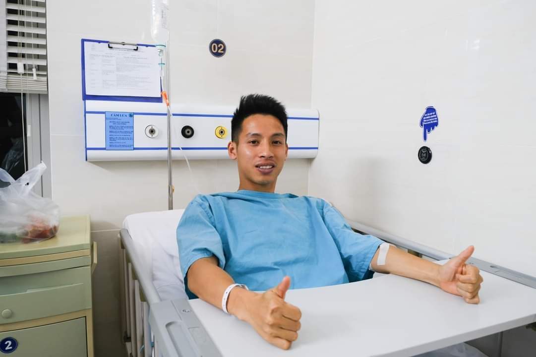 Key player on VN national football squad breaks leg