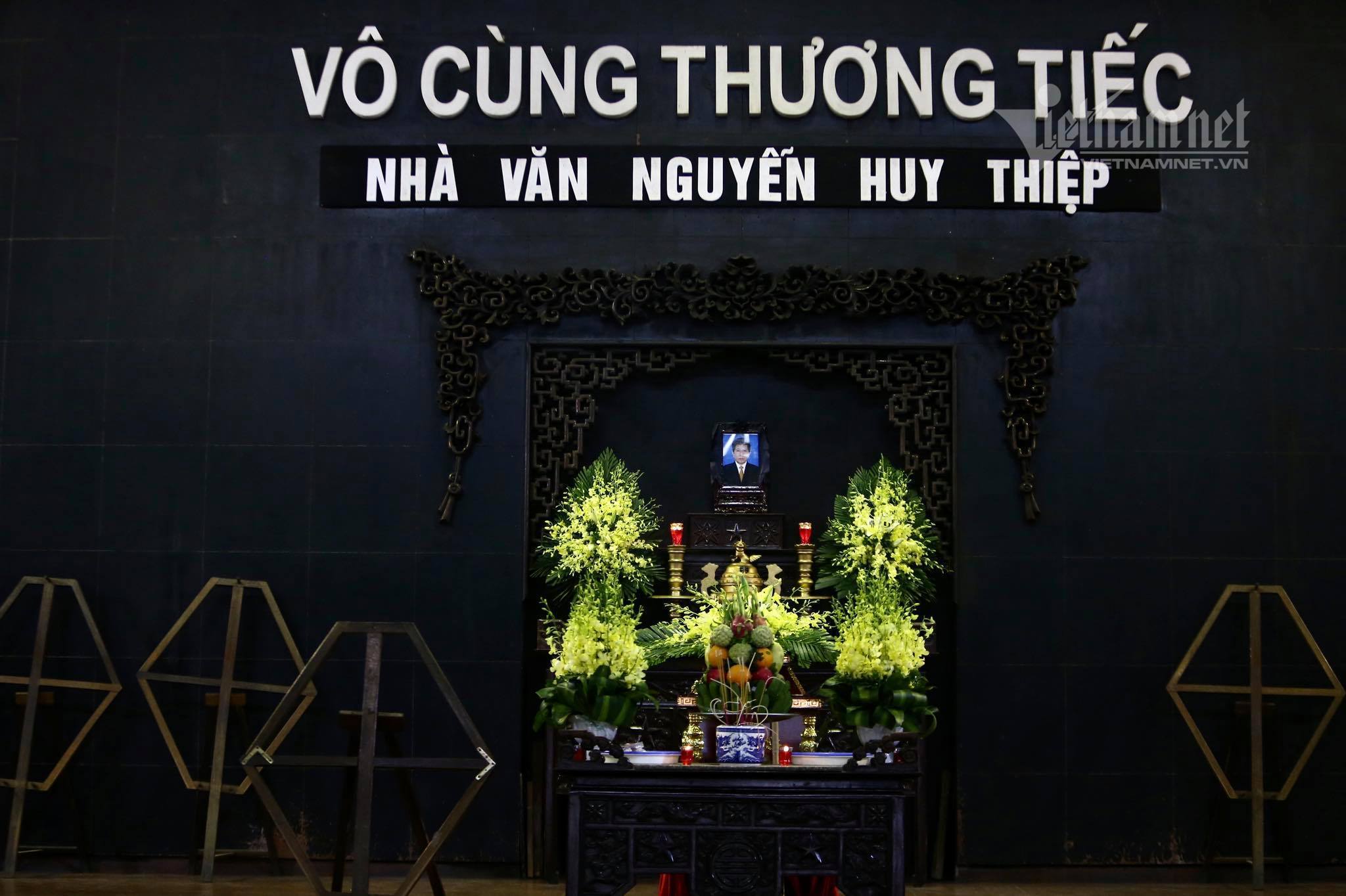 Nhiều văn nghệ sĩ đến tiễn biệt tác giả 'Tướng về hưu' Nguyễn Huy Thiệp