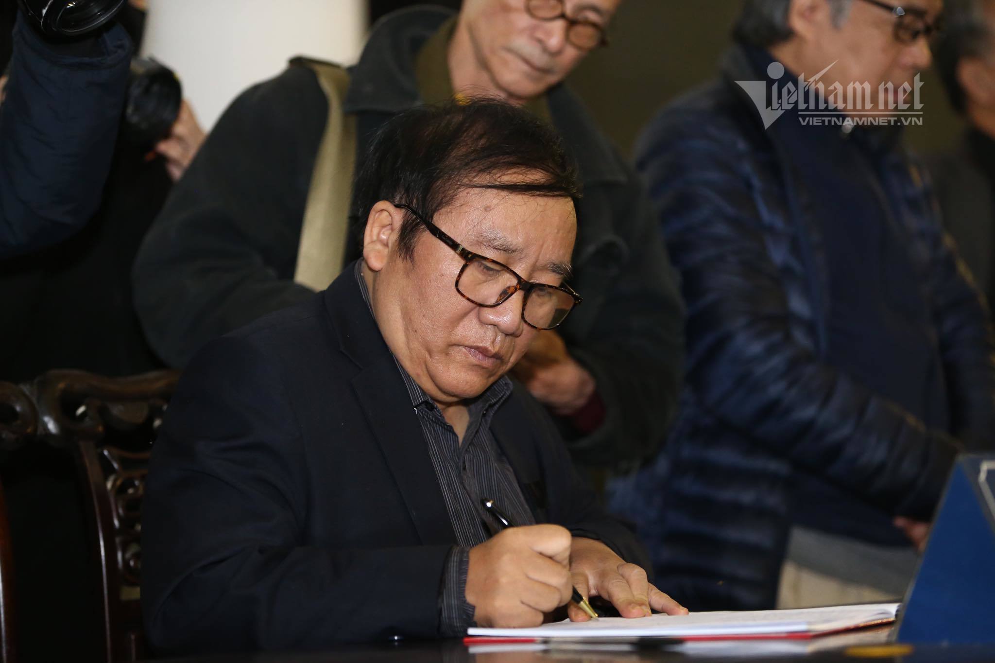 Nhiều văn nghệ sĩ đến tiễn biệt tác giả 'Tướng về hưu' Nguyễn Huy Thiệp