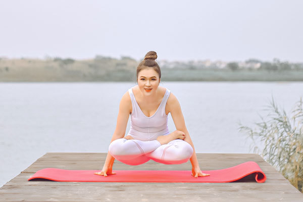 'Nữ hoàng trang sức' Diễm Hương - bà mẹ ba con tập yoga giữ dáng