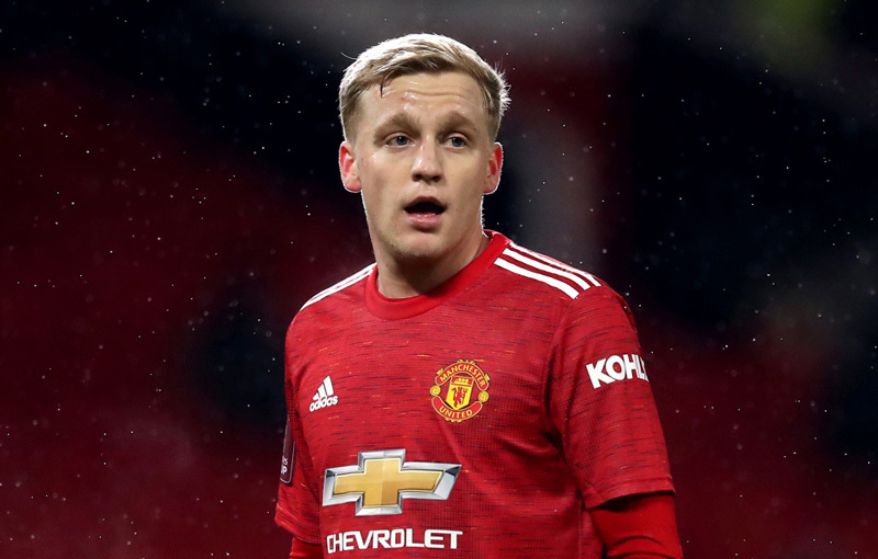 Rio Ferdinand chỉ trích quyết định MU mua Van de Beek