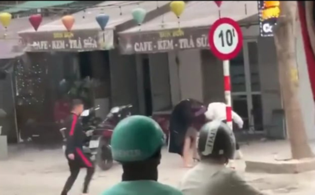 Hai cô gái ẩu đả, thanh niên cầm dao náo loạn phố Hồng Mai, Hà Nội