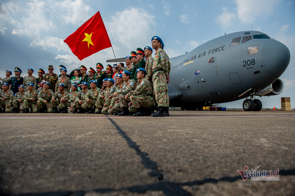 Khoảnh khắc chiến sĩ 'mũ nồi xanh' lên đường đến Nam Sudan