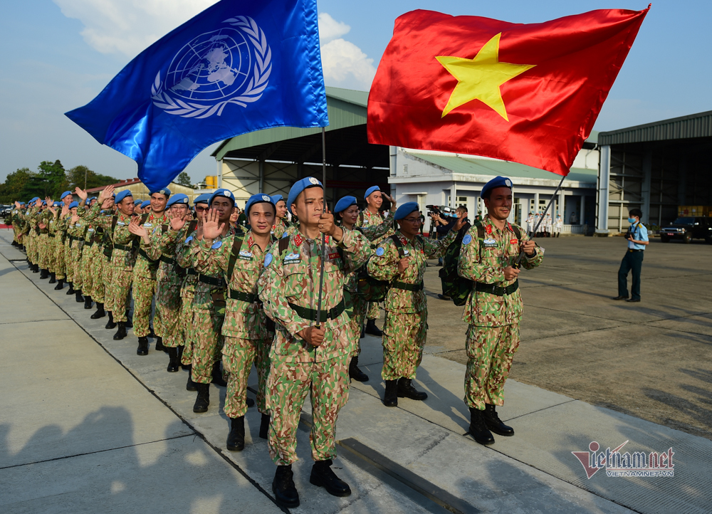 Khoảnh khắc chiến sĩ 'mũ nồi xanh' lên đường đến Nam Sudan