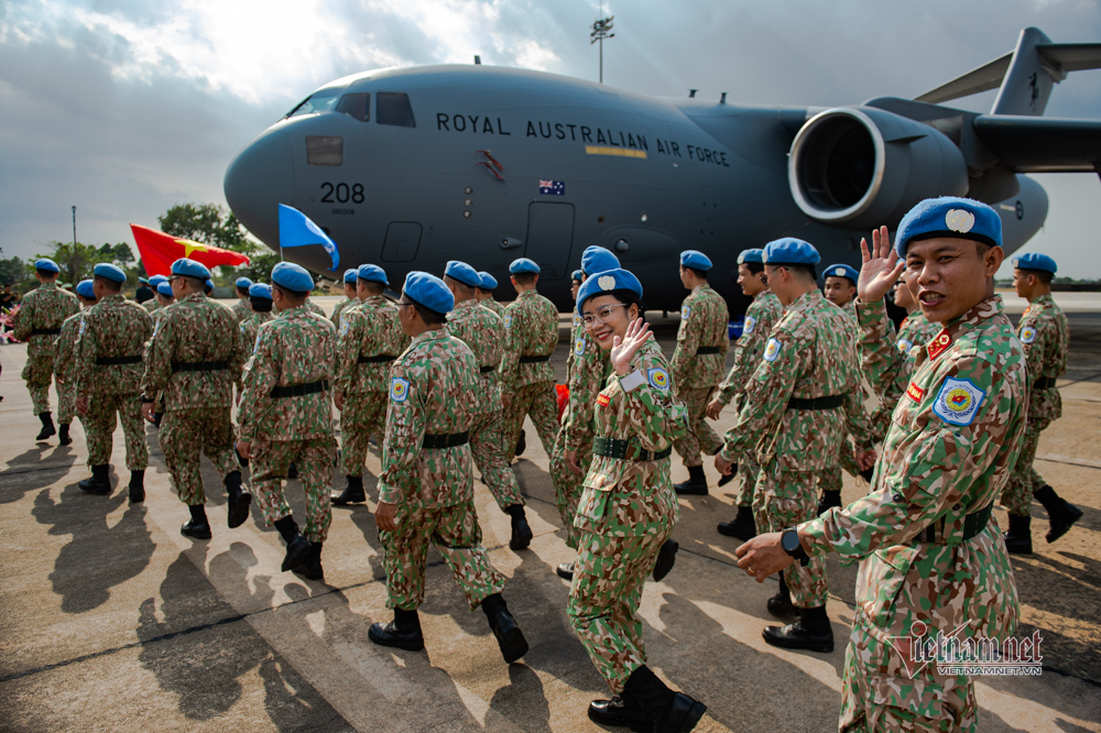 Khoảnh khắc chiến sĩ 'mũ nồi xanh' lên đường đến Nam Sudan