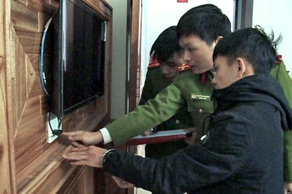 Nhóm đối tượng chuyên quay lén các cặp đôi trong nhà nghỉ để tống tiền