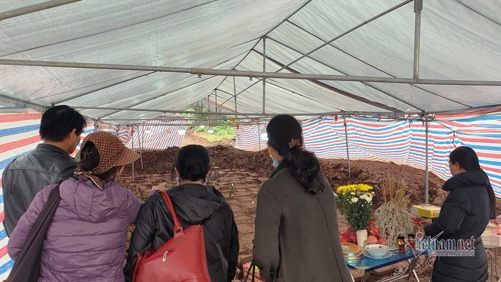 Đào cây chanh, người dân phát hiện hàng trăm mộ vô chủ ở Hà Nội