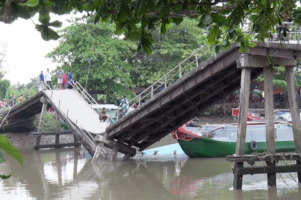 Ghe chở hàng chục tấn lúa tông sập cầu ở Đồng Tháp