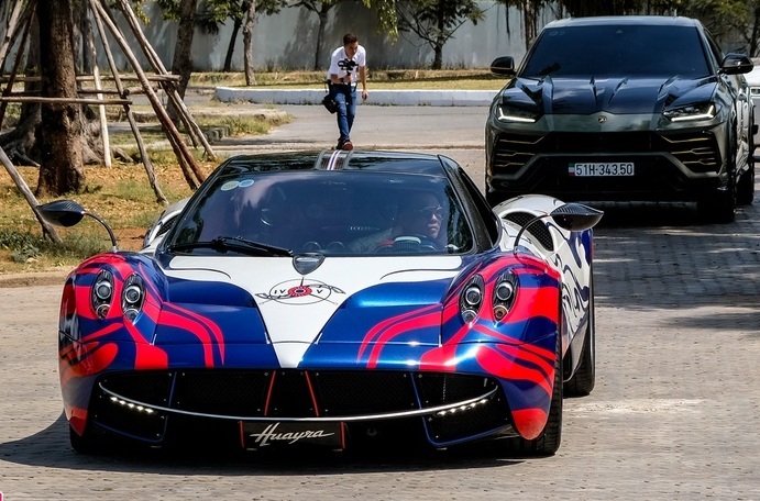 Minh 'Nhựa' lái Pagani Huayra đến buổi họp siêu xe tại TP.HCM