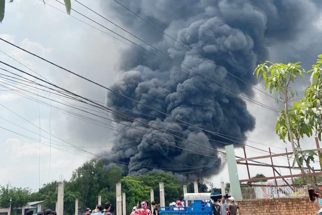 Xưởng mút cháy lớn, khói đen kín đặc ngoại ô Sài Gòn