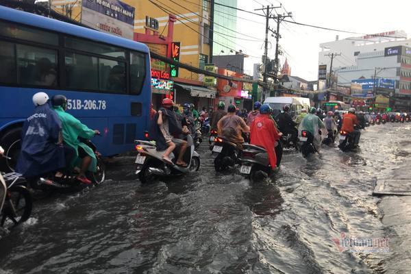 Mưa trái mùa giờ tan tầm, người Sài Gòn ướt sũng trên đường về nhà