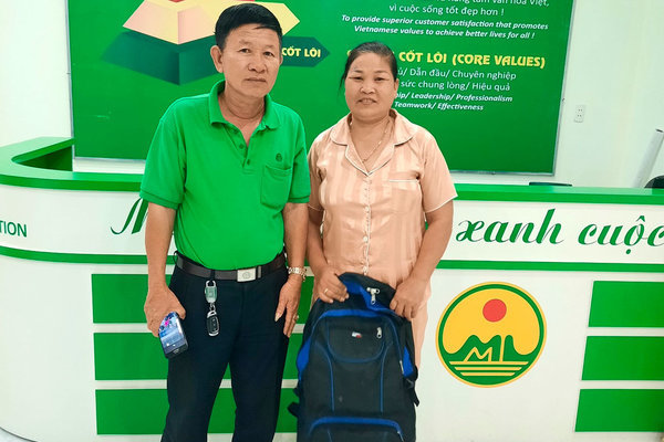 Tài xế taxi tốt bụng trả lại 35 triệu đồng cho khách bỏ quên