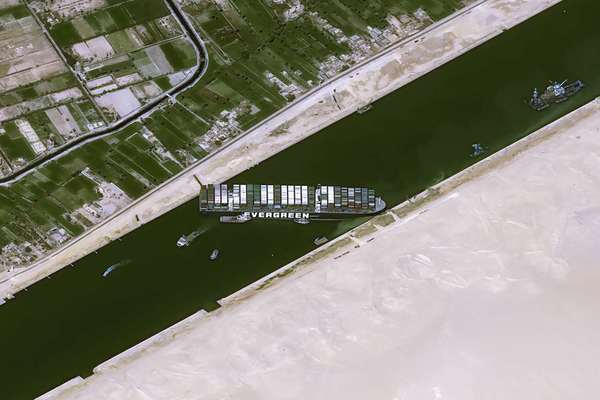 Hình ảnh hàng trăm tàu thuyền tắc nghẽn trên kênh đào Suez
