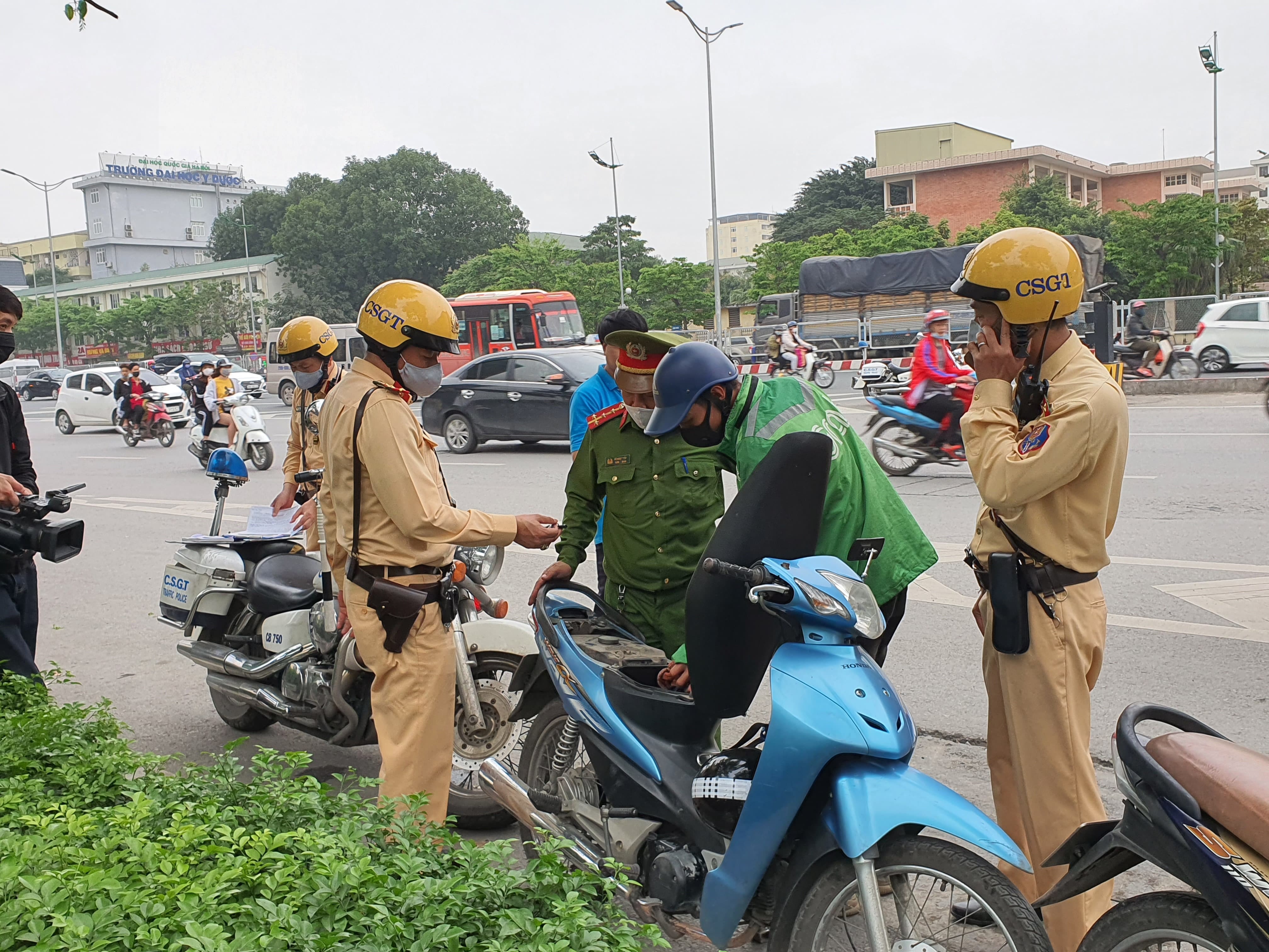 Cảnh Sát Hoá Trang Kiểm Soát, Lái Xe Grab Chạy Toán Loạn