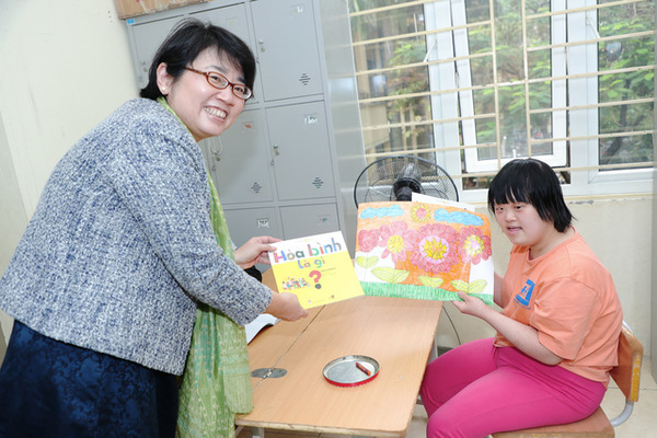 Khích lệ các em nhỏ niềm đam mê đọc sách ở Làng Hòa Bình, Làng SOS