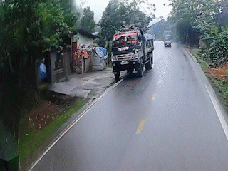 Vào cua ở đoạn đường trơn, xe tải ‘drift’ lao xuống vệ đường