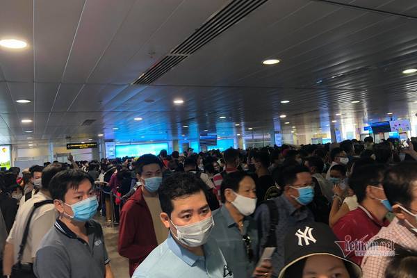 Tan Son Nhat airport packed with passengers during weekend