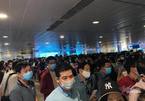 Tan Son Nhat airport packed with passengers during weekend
