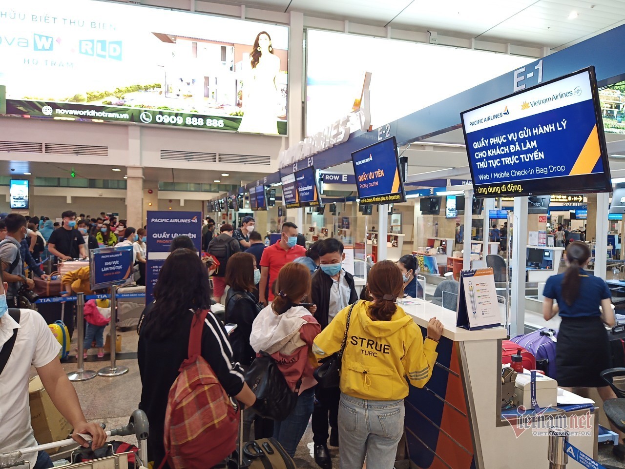 Sân bay Tân Sơn Nhất chật cứng khách ngày cuối tuần