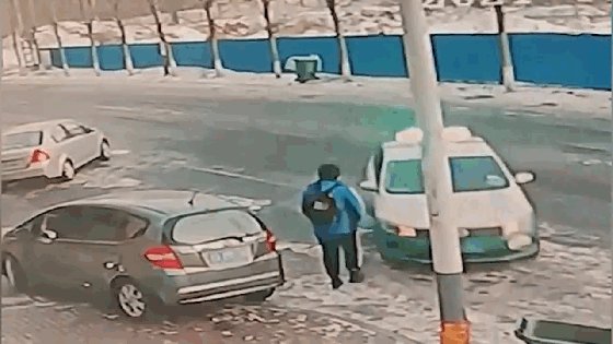 Cậu bé may mắn thoát chết trong vòng vây 3 chiếc ô tô đâm nhau