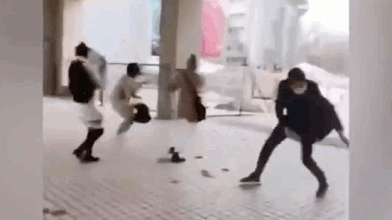 Gió lớn kinh hoàng thổi bay người đi đường