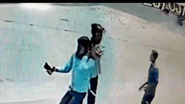 Cậu bé bị cướp siết cổ giật smartphone giữa đường