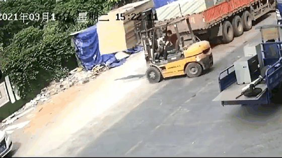 Phản xạ cực nhanh, thanh niên thoát bị đè bẹp trong gang tấc