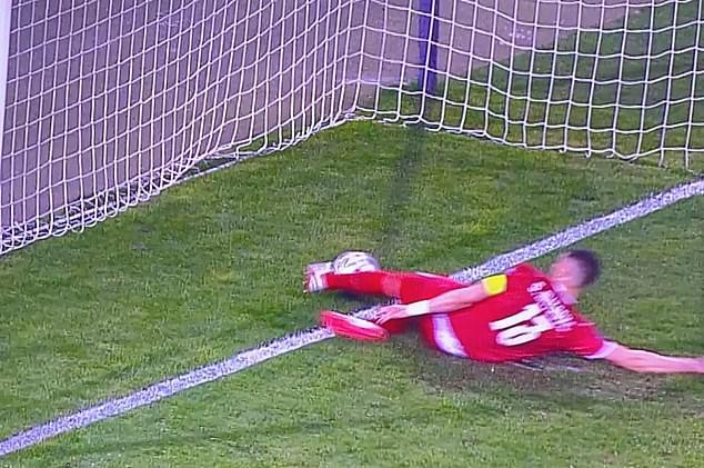 Ronaldo vứt băng đội trưởng vì bị 'cướp trắng' bàn thắng