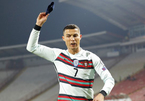 Ronaldo vứt băng đội trưởng vì bị 'cướp trắng' bàn thắng