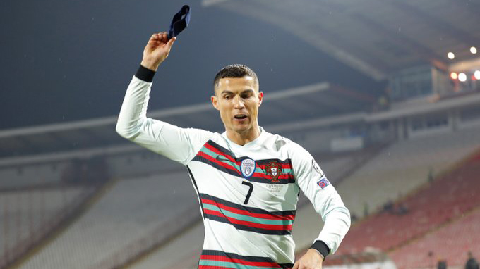 Ronaldo vứt băng đội trưởng vì bị 'cướp trắng' bàn thắng