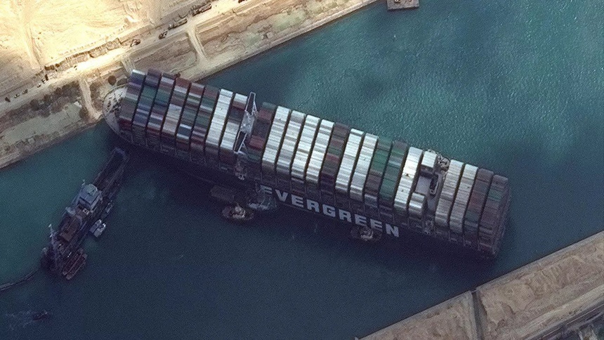 Vì sao con tàu chắn ngang kênh đào Suez gây thiệt hại toàn cầu?