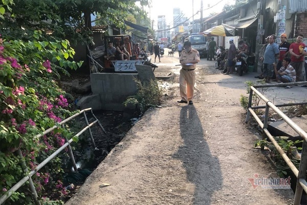 Người đàn ông tử vong dưới kênh nước đen ở Sài Gòn