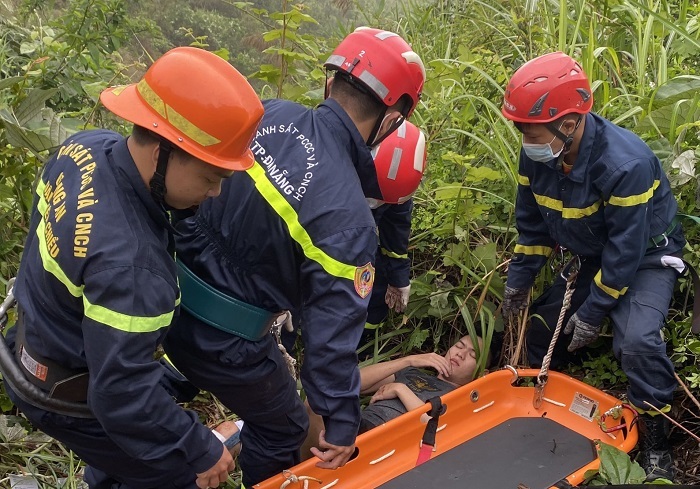 Tông xe vào taluy đèo Hải Vân, thanh niên rơi xuống vực sâu